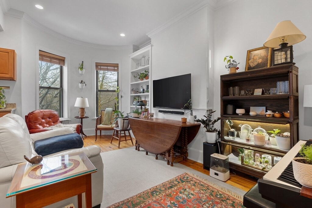 221 W Newton St in Boston, MA - Building Photo