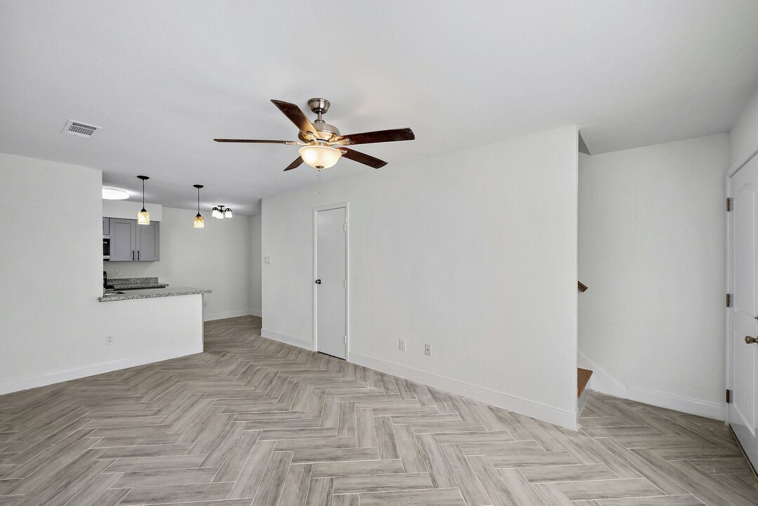 8801 Hammerly Blvd in Houston, TX - Building Photo