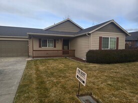 451 N Songbird St in Sisters, OR - Building Photo