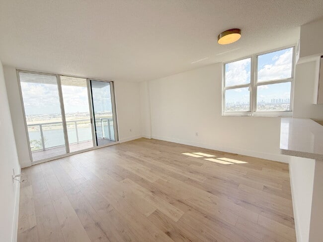 5077 NW 7th St in Miami, FL - Building Photo - Building Photo