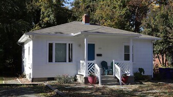 122 S Roberson St in Chapel Hill, NC - Building Photo