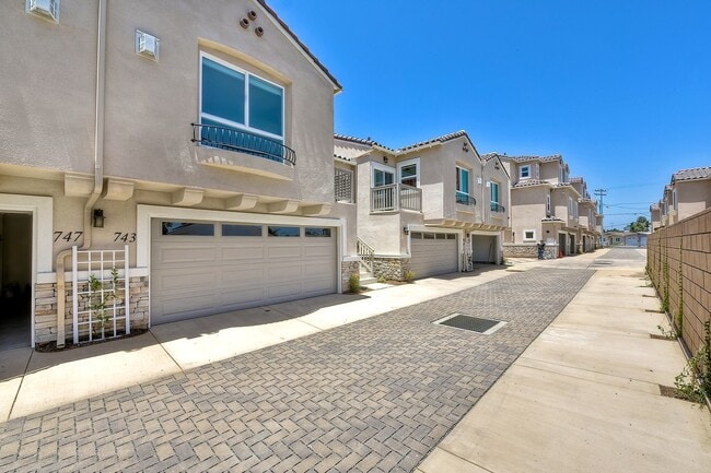 743 Magnolia Ave in Carlsbad, CA - Building Photo - Building Photo