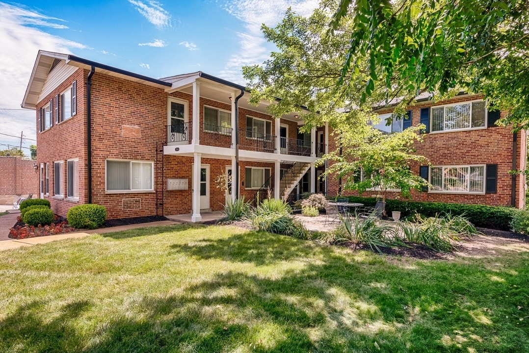 7844-7848 Big Bend Blvd in Webster Groves, MO - Foto de edificio