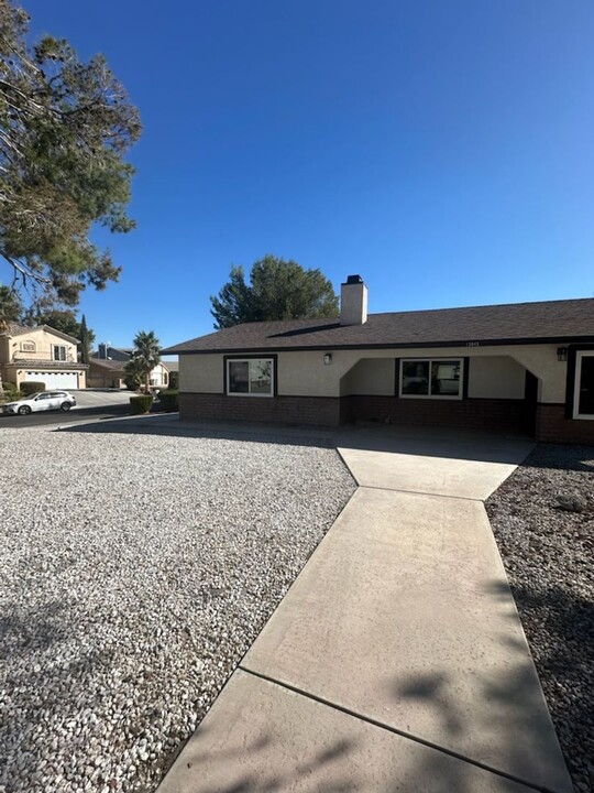 13845 Hidden Valley Rd in Victorville, CA - Building Photo