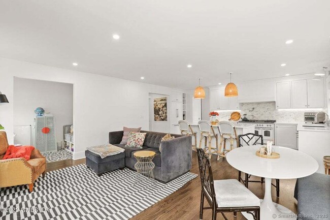 34 Hassake Rd in Greenwich, CT - Building Photo - Building Photo