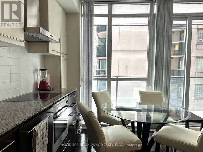 770 Bay St. in Toronto, ON - Building Photo - Building Photo