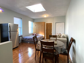 1411 Commonwealth Ave, Unit 504 in Boston, MA - Building Photo - Building Photo