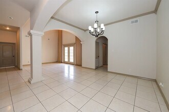 305 Lake Clark Ct in Laredo, TX - Foto de edificio - Building Photo