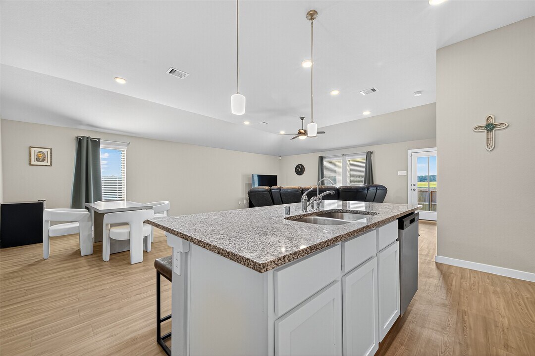 300 Flower Reed Ct in Magnolia, TX - Building Photo