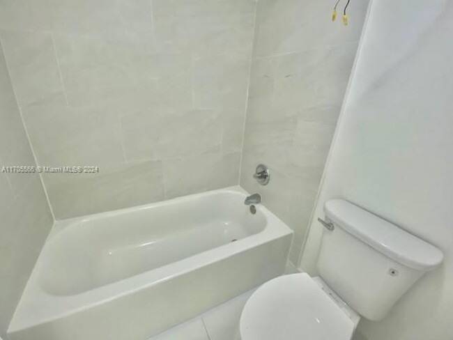 636 NW 114th Ave, Unit 204 in Miami, FL - Building Photo - Building Photo