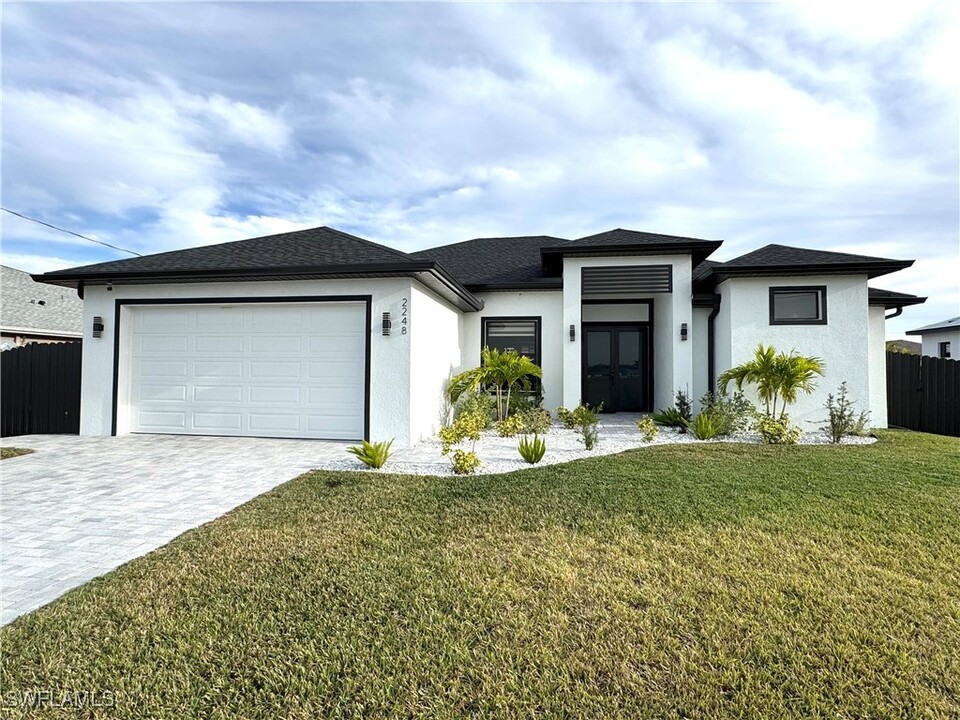 2248 NW 15th Terrace in Cape Coral, FL - Foto de edificio