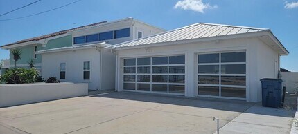 702 E Adams St in Port Isabel, TX - Foto de edificio - Building Photo