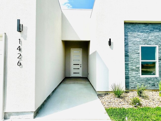 1426 Los Estribos Dr in Laredo, TX - Building Photo - Building Photo