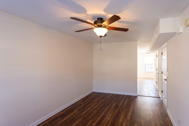 Ringgold Park in Clarksville, TN - Building Photo - Interior Photo