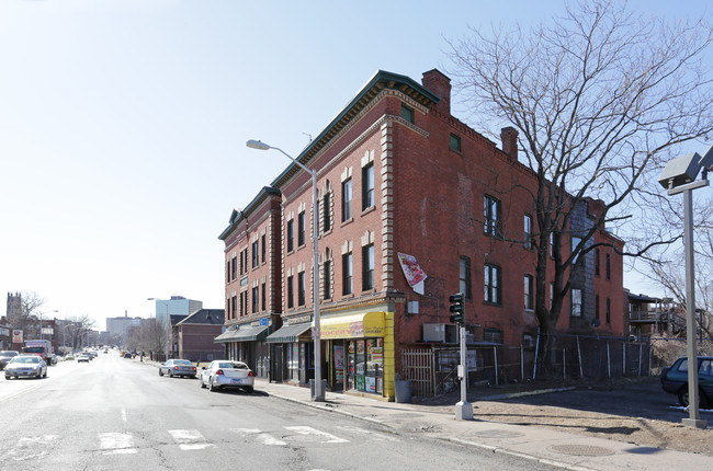 161-177 Albany Ave in Hartford, CT - Foto de edificio - Building Photo