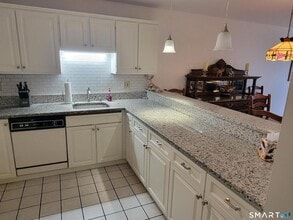 136 Deer Hill Ave in Danbury, CT - Building Photo - Building Photo