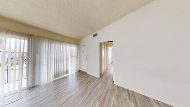 MOORPARK in Sherman Oaks, CA - Building Photo - Interior Photo