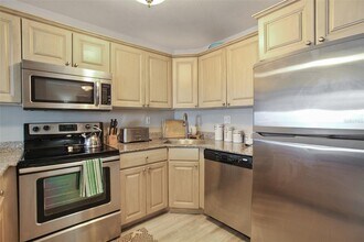 1050 Longboat Club Rd in Longboat Key, FL - Building Photo - Building Photo