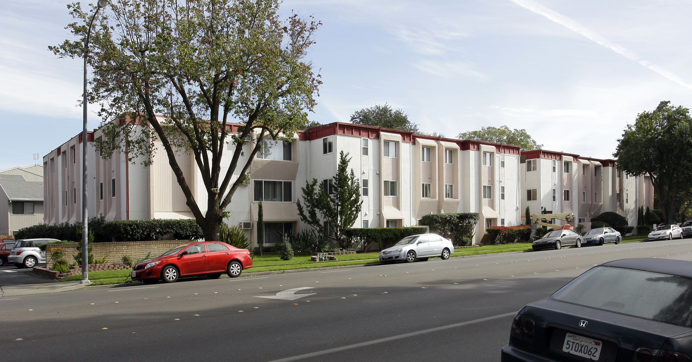 Woodside Apartments in Davis, CA - Building Photo