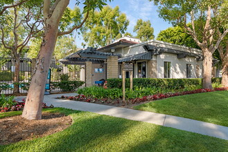 Trabuco Villas in Lake Forest, CA - Foto de edificio - Building Photo