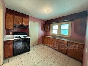 214 Woodrow St in Taft, CA - Building Photo - Building Photo