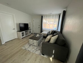 400 Calle Del Monte, Unit A in Sonoma, CA - Foto de edificio - Building Photo