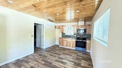 25161 Cedar St in Idyllwild, CA - Building Photo - Building Photo