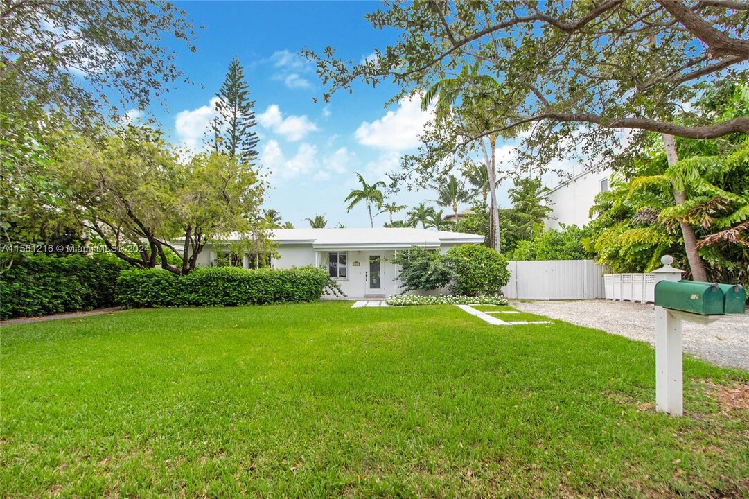 442 Warren Ln in Key Biscayne, FL - Building Photo