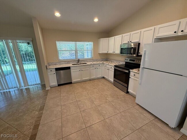 919 Berg St E in Lehigh Acres, FL - Building Photo - Building Photo