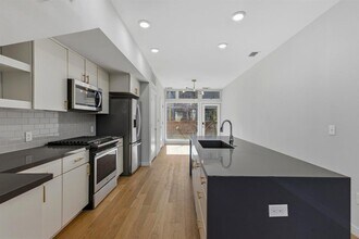 2002 E 7th St in Austin, TX - Building Photo - Building Photo