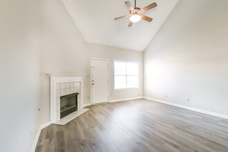 8748 Clear Sky Path in Memphis, TN - Foto de edificio - Building Photo