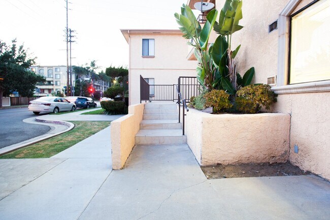 1510 S Barrington Ave, Unit Apt 204 in Los Angeles, CA - Building Photo - Building Photo
