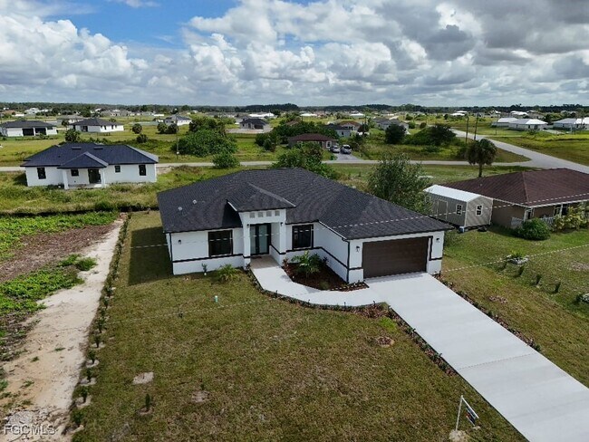 9054 Lamkin Cir in La Belle, FL - Building Photo - Building Photo