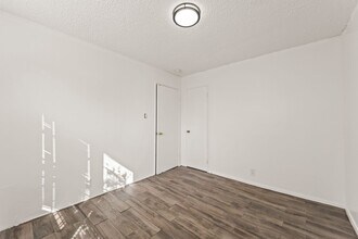 956 E Imperial Hwy in Los Angeles, CA - Building Photo - Building Photo