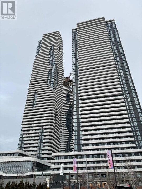 195 Commerce St in Vaughan, ON - Building Photo