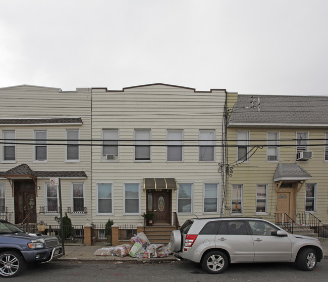 586 Grandview Ave in Ridgewood, NY - Building Photo - Building Photo