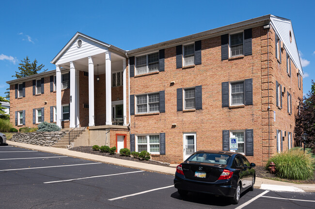 Montclair in the Woods in Cincinnati, OH - Foto de edificio - Building Photo