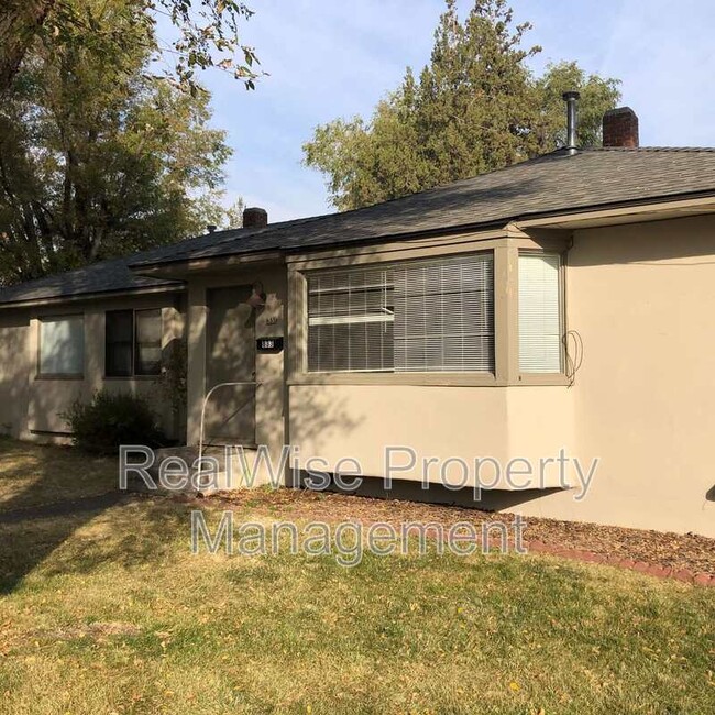 833 NW Fir Ave in Redmond, OR - Foto de edificio - Building Photo