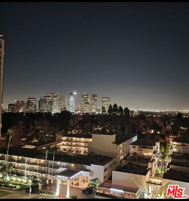 865 Comstock Ave in Los Angeles, CA - Building Photo - Building Photo