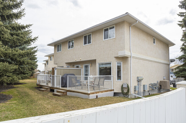 120 Ross Av in Cochrane, AB - Building Photo - Building Photo