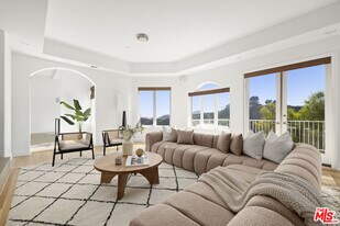 1939 Stradella Rd in Los Angeles, CA - Building Photo