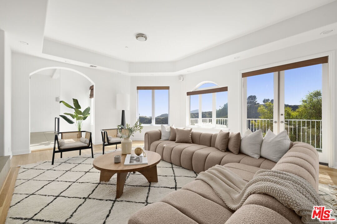 1939 Stradella Rd in Los Angeles, CA - Building Photo