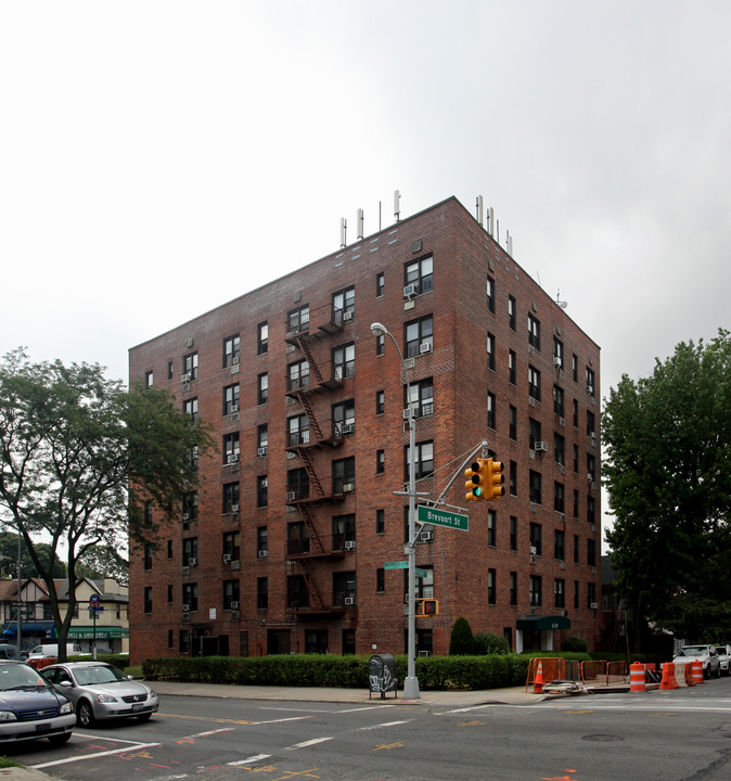 122-04 Metropolitan Ave in Kew Gardens, NY - Building Photo