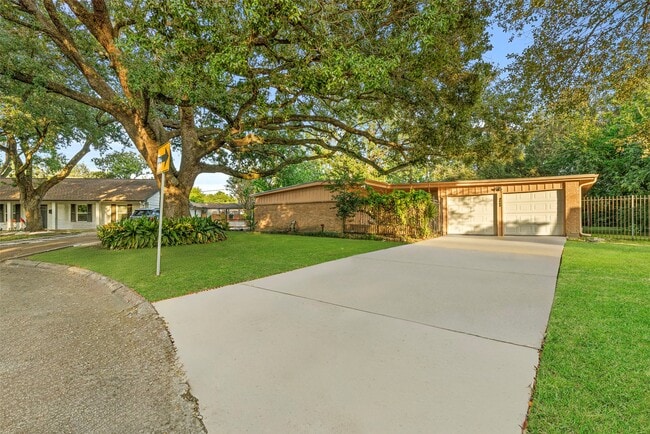 property at 2927 Rockyridge Dr