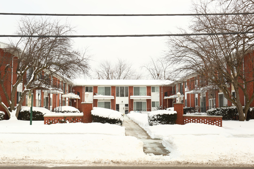 Ambassador Apartments in Lansing, MI - Building Photo