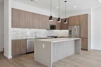 1 Riva Row in The Woodlands, TX - Building Photo - Building Photo