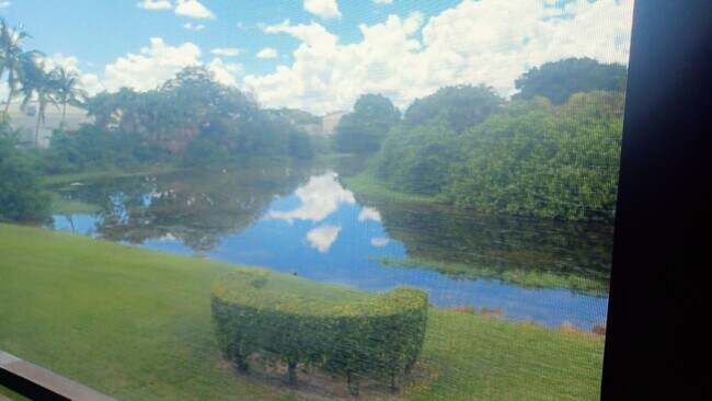 6301 N University Dr in Tamarac, FL - Building Photo - Building Photo