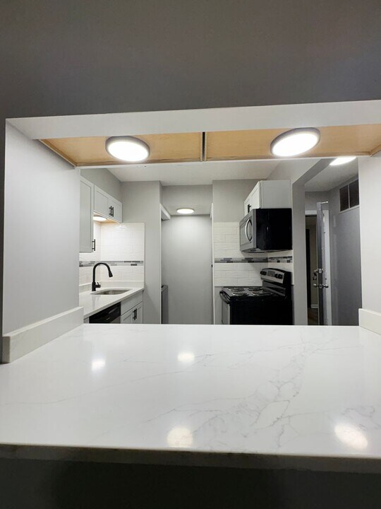 1252 W 73rd St-Unit -1252-D in Indianapolis, IN - Building Photo