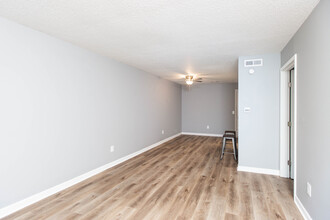 Continent French Quarter in Columbus, OH - Building Photo - Interior Photo