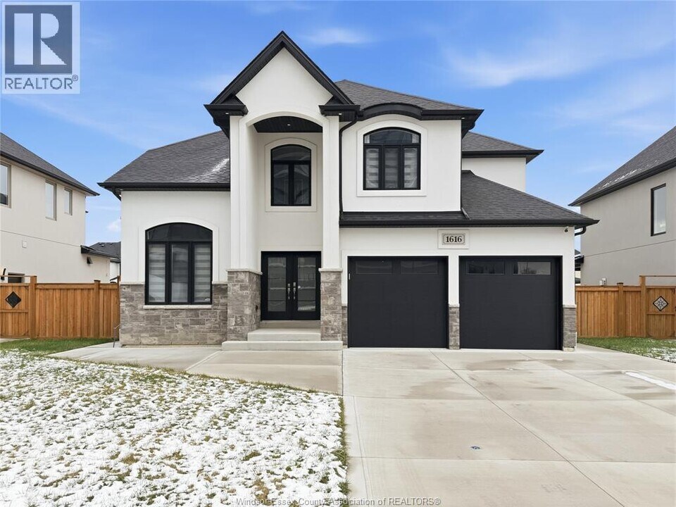 1616 Bowler Dr in Windsor, ON - Building Photo